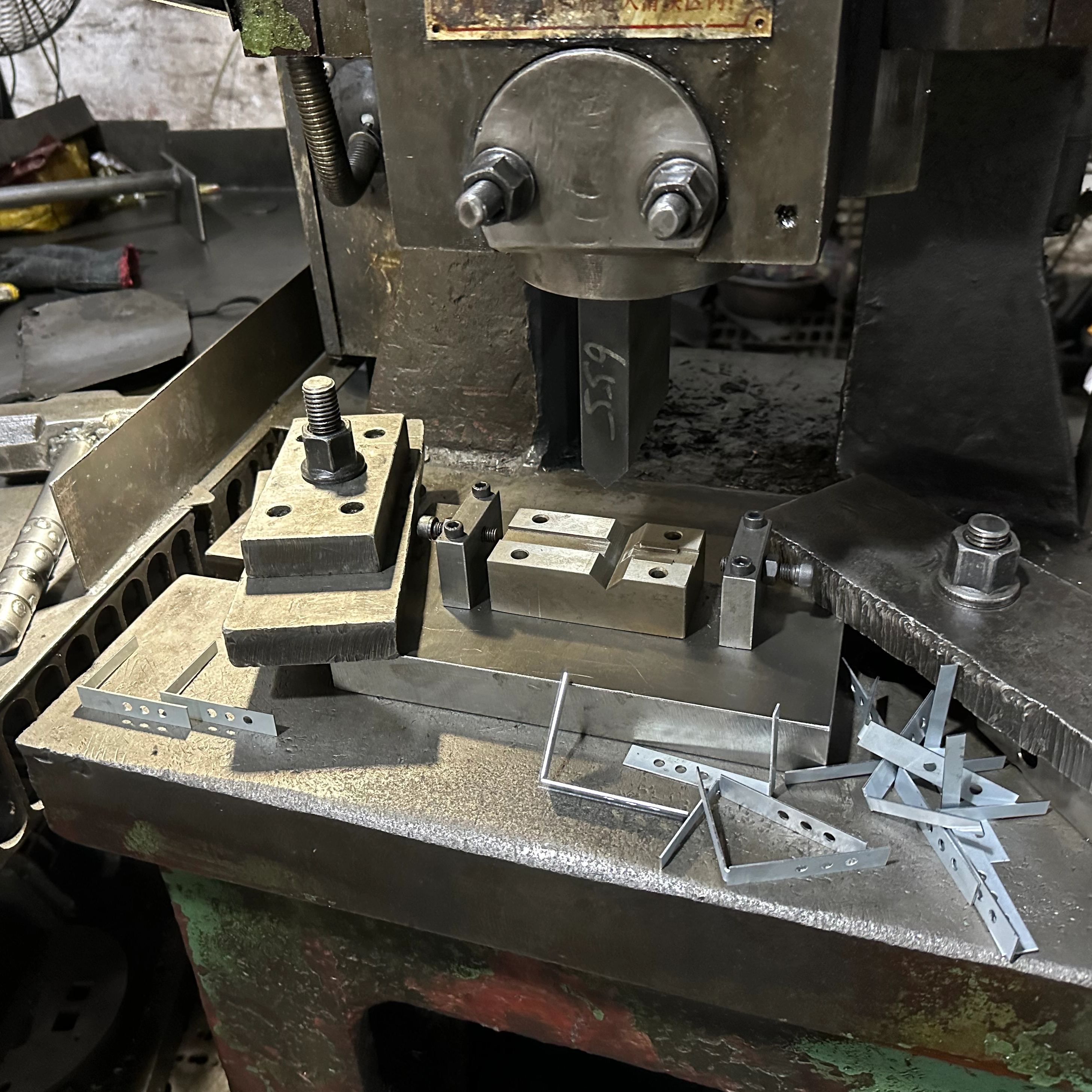 Exploring the Craftsmanship of Door Hinges: A Focus on Wooden Door Hinges and Pivot Hinges for Wood Doors